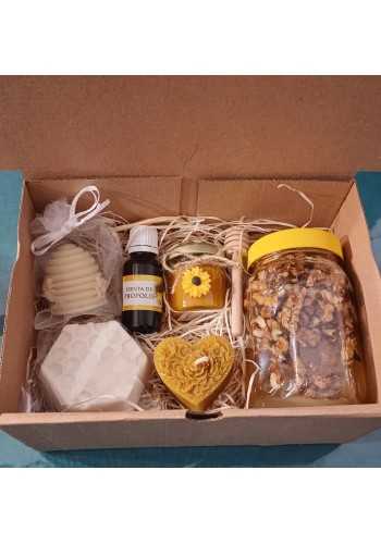 Cutia CADOU - Miere cu Nucă, Miere Cremă Curcuma, Tinctura Propolis, Săpun Natural, Lumânare Inimioară