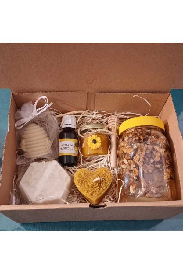 Cutia CADOU - Miere cu Nucă, Miere Cremă Curcuma, Tinctura Propolis, Săpun Natural, Lumânare Inimioară