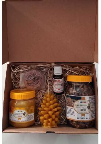 Cutia CADOU (Miere salcâm cu nucă, miere floarea soarelui, lumânare naturală, propolis, săpun cacao și mentă)