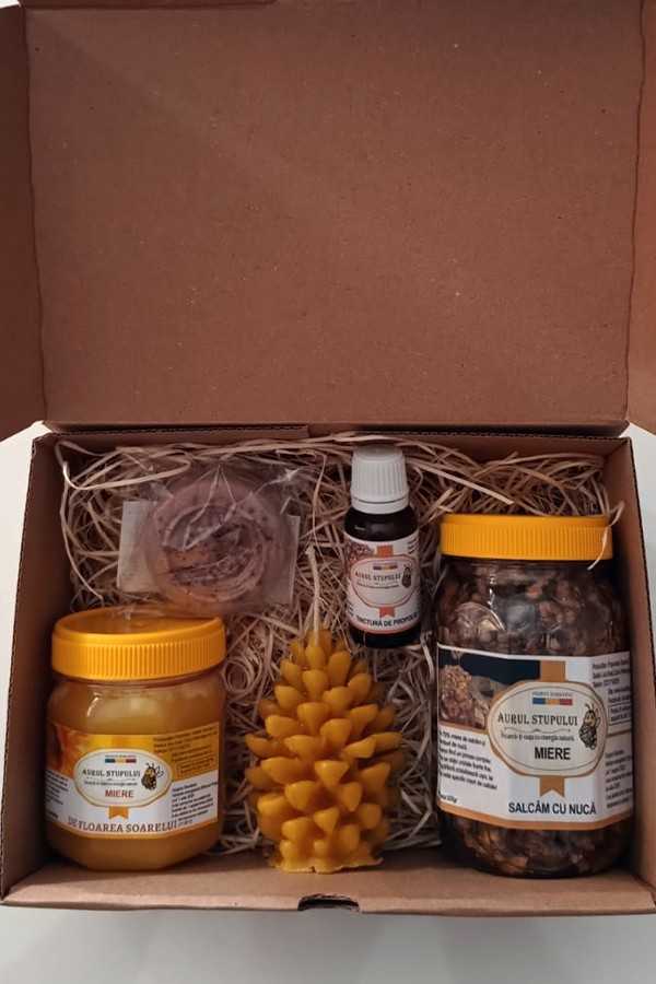 Cutia CADOU (Miere salcâm cu nucă, miere floarea soarelui, lumânare naturală, propolis, săpun cacao și mentă)