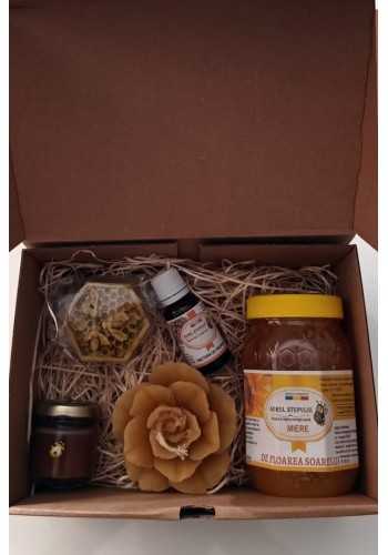 Cutia CADOU ( Miere floarea soarelui, propolis, lumânare naturală floare, miere cremă aronia, săpun fagure cu polen)