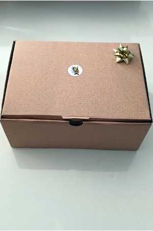 Cutia CADOU ( Miere cremă cu fistic, miere cremă ghimbir, propolis, lumânare naturală, săpun vegetal love)