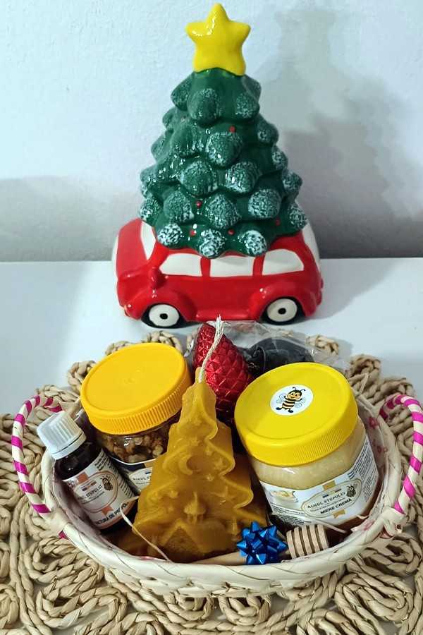 Coșuleț CADOU ( Miere cremă, miere nucă, tinctură propolis, lumânare brăduleț, lingură miere, săpun aromă Crăciun)