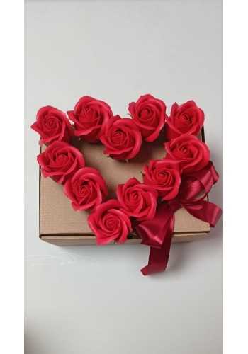 Cutia CADOU ( Miere cu nucă, miere cremă aronia, tinctura propolis, sapun natural, lumanare floare)