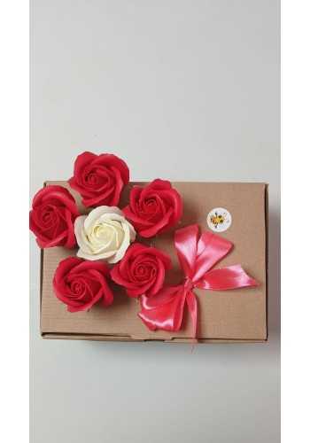 Cutia CADOU ( Miere salcâm, miere cremă scorțișoară, tinctura propolis, sapun natural, lumanare fagure si albinuțe)