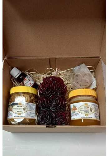 Cutia CADOU ( Miere cu nucă, miere cremă cătină, tinctură propolis, săpun natural, lumanare trandafiri)