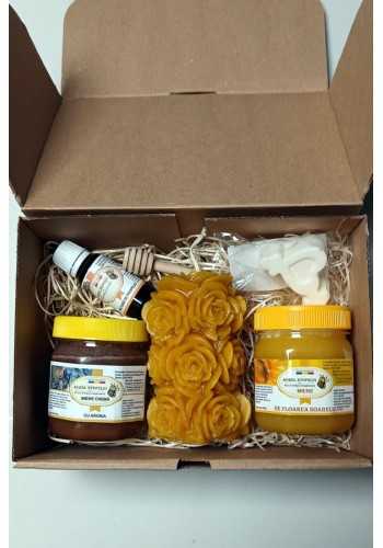 Cutia CADOU ( Miere cremă aronia, miere floarea soarelui, tinctură de propolis, săpun cu miere și lavandă, lumânare trandafir)