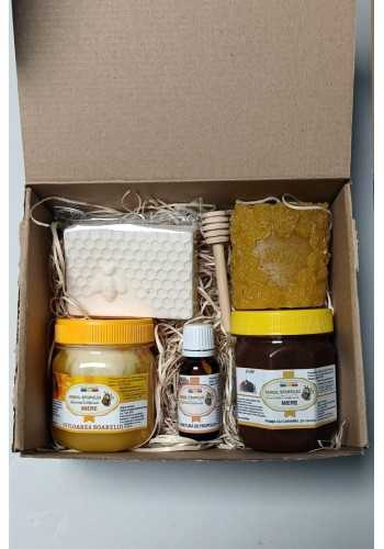 Cutia CADOU ( Miere floarea soarelui, miere cremă caramel și cacao, tinctura propolis, săpun natural lavandă, lumânare love)