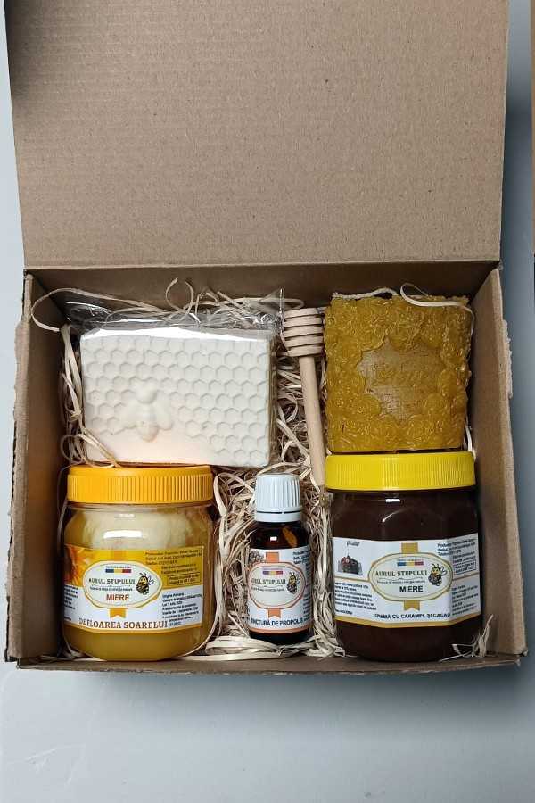 Cutia CADOU ( Miere floarea soarelui, miere cremă caramel și cacao, tinctura propolis, săpun natural lavandă, lumânare love) Cutia CADOU ( Miere floarea soarelui, miere cremă caramel și cacao, tinctura propolis, săpun natural lavandă, lumânare love)
