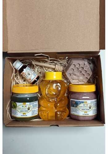 Cutia CADOU ( Miere cremă cu spirulină, cu aronia, propolis, ursuleț miere salcâm, săpun ciocolată)