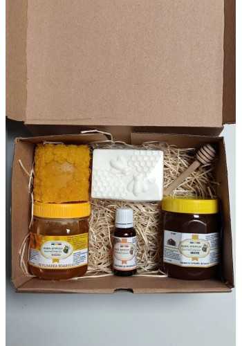 Cutia CADOU ( Miere floarea soarelui, cremă cu caramel și cacao, propolis, lumânare naturală ,săpun)