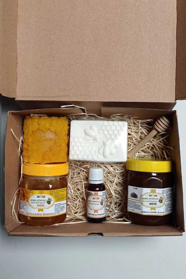 Cutia CADOU ( Miere floarea soarelui, cremă cu caramel și cacao, propolis, lumânare naturală ,săpun)