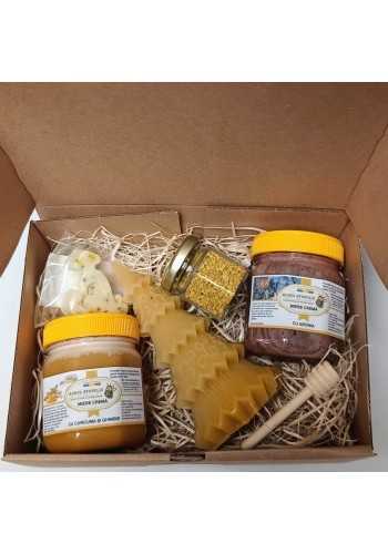 Cutia Cadou (Miere cremă curcuma si ghimbir,miere cremă aronia, lumânare brăduleț,săpun polen, polen, linguriță lemn)