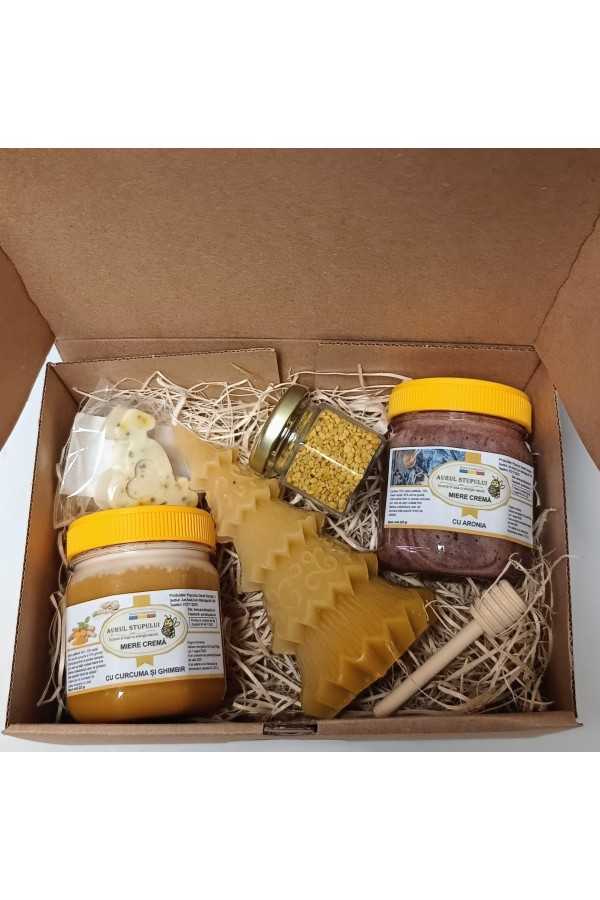 Cutia Cadou (Miere cremă curcuma si ghimbir,miere cremă aronia, lumânare brăduleț,săpun polen, polen, linguriță lemn)