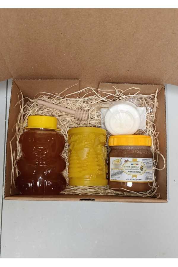 Cutia Cadou (Miere polifloră munte,miere cremă cu scorțișoară, lumânare ceară, linguriță, săpun cadou)