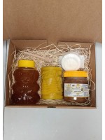 Cutia Cadou (Miere polifloră munte,miere cremă cu scorțișoară, lumânare ceară, linguriță, săpun cadou)