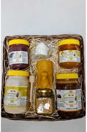 Coș Cadou (Miere cremă cacao și caramel,aronia,lumânare cerb,polen,miere salcam,rapiță, linguriță, săpun cadou)
