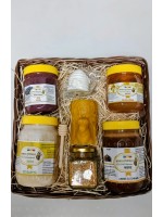 Coș Cadou (Miere cremă cacao și caramel,aronia,lumânare cerb,polen,miere salcam,rapiță, linguriță, săpun cadou)