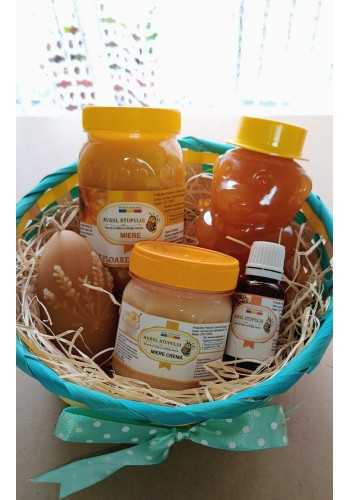 Coș Cadou (Miere polifloră urs,miere floarea soarelui,miere cremă,propolis, lumânare ou Paște)