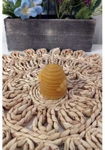 Lumânare formă coșniță albine - Frumusețe naturală și iluminare caldă