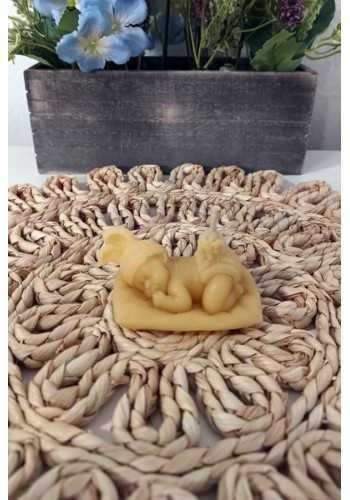 Lumânare formă bebelaș - Delicatețe și lumină caldă pentru momente speciale