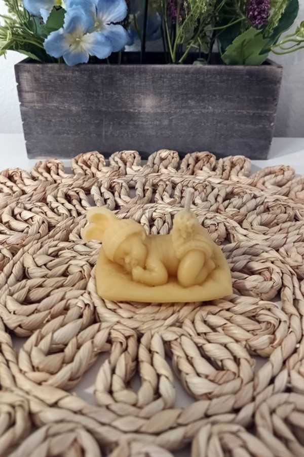 Lumânare formă bebelaș - Delicatețe și lumină caldă pentru momente speciale