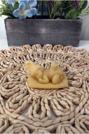 Lumânare formă bebelaș - Delicatețe și lumină caldă pentru momente speciale