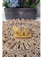 Lumânare formă bebelaș - Delicatețe și lumină caldă pentru momente speciale